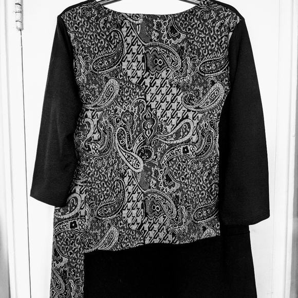 Black and creme paisley top - Picture 4 of 4